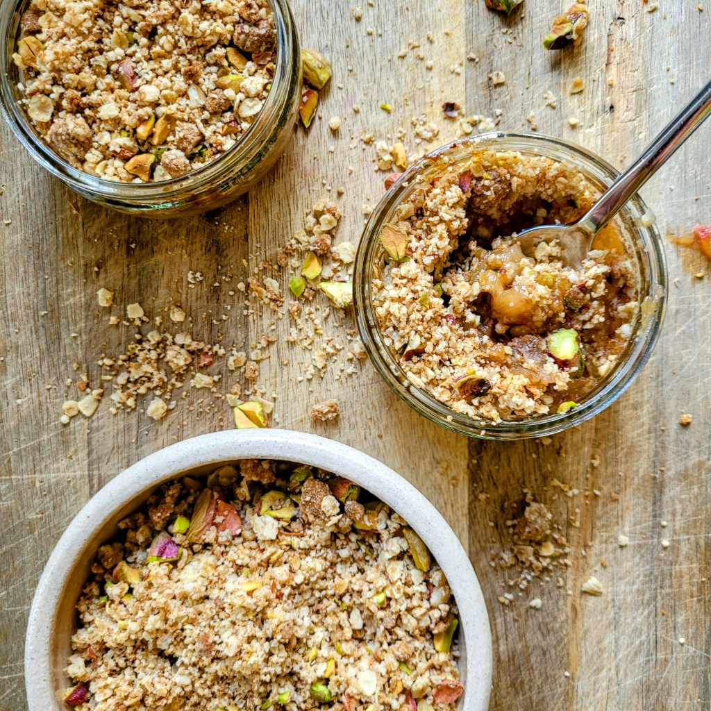 vegan rhubarb crumble